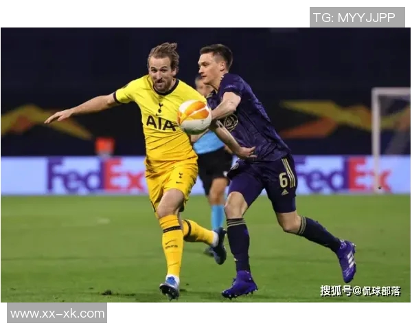 热刺边卫波罗被球迷电子烟砸中后捡起假装抽烟引发热议 热刺边卫波罗被球迷电子烟砸中后捡起假装抽烟引发热议